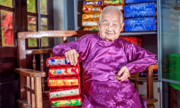 Người may gối dựa cho vua Bảo Đại qua đời