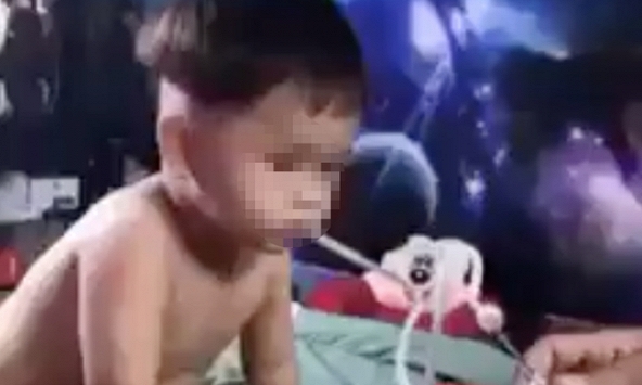 Bắt mẹ ruột và người tình trong vụ bé trai nghi bị ép hút ma túy đá