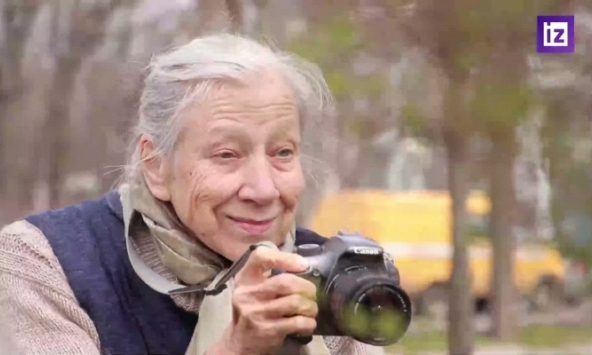 “Bà nội nhiếp ảnh” 82 tuổi vẫn chưa rời tay máy