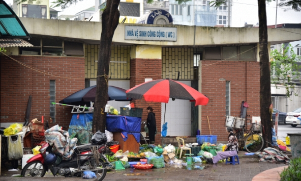 Hàng loạt nhà vệ sinh công cộng xuống cấp, bẩn thỉu, bốc mùi giữa lòng thủ đô