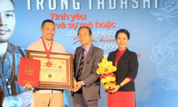 Cuốn sách viết về xăm hình của nghệ sỹ Việt xác lập kỷ lục