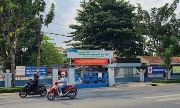 Giám thị yêu cầu học sinh cởi đồ để kiểm tra vì nghi mang thuốc lá vào trường