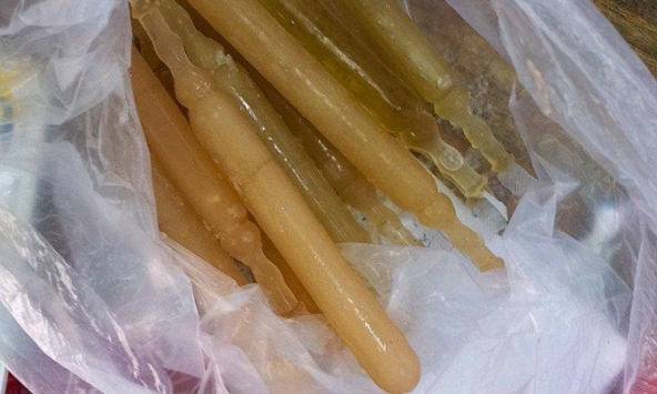 16 học sinh tiểu học ngộ độc sau khi ăn kem ống