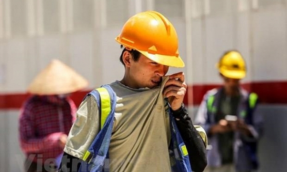 Nắng nóng, oi bức bao trùm Bắc Bộ và Trung Bộ, có nơi trên 40 độ C