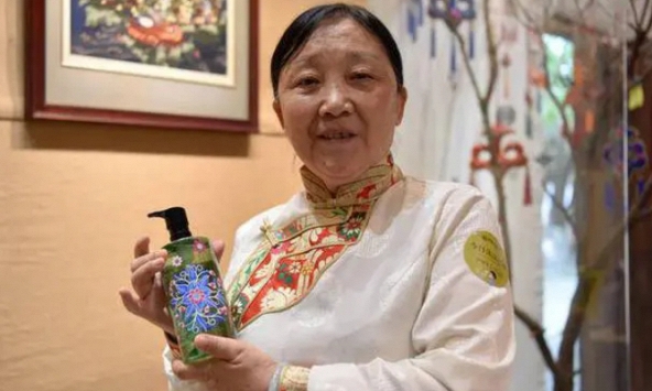 Người phụ nữ Tây Tạng kiếm 27 tỷ đồng mỗi năm nhờ thêu thùa