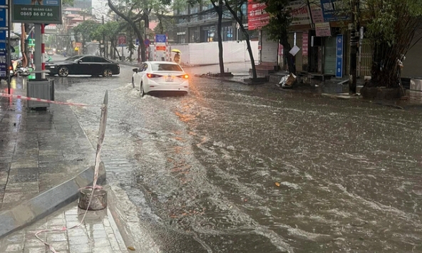 Nhiều tuyến phố ở Hà Nội ngập sâu trong nước sau trận mưa lớn