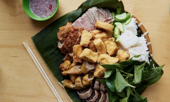 Thời báo nổi tiếng của Mỹ khen ngợi món bún đậu mắm tôm bán trên vỉa hè ở New York