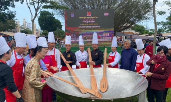 Xác lập kỷ lục với món bún xào thập cẩm kiểu Huế