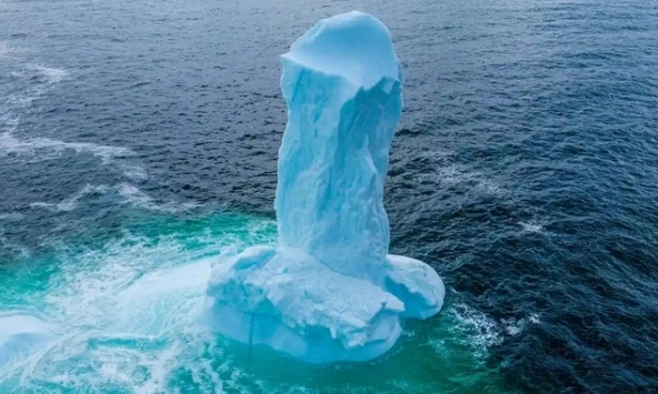 Tảng băng trôi gây sốt vì hình thù kỳ lạ