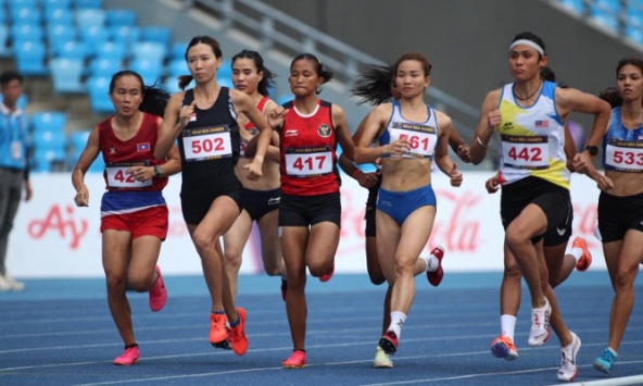 Nguyễn Thị Oanh giành 2 HCV cự ly dài cách nhau 20 phút