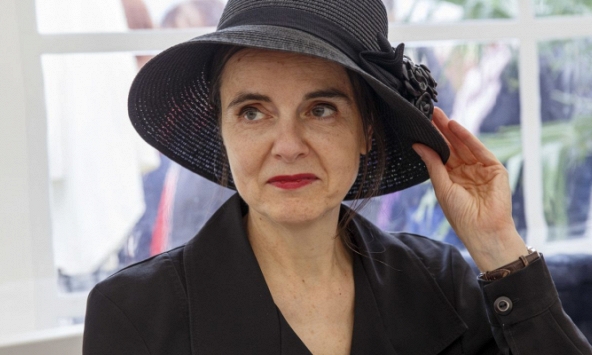 'Dòng máu cao quý' của Amélie Nothomb: dịu dàng, hài hước và cảm động