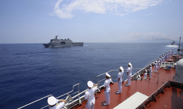 Tàu hộ vệ tên lửa Việt Nam tham gia duyệt binh hải quân ASEAN