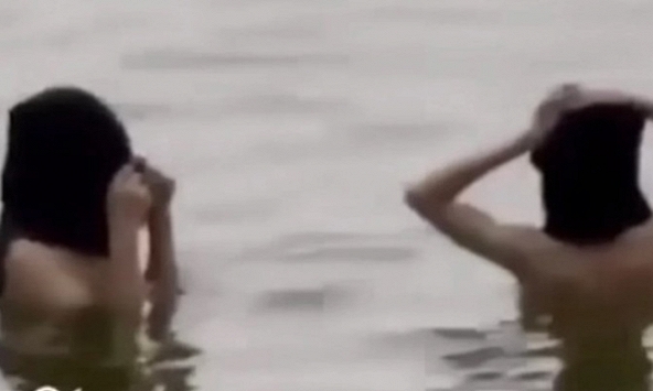 2 người 'tắm tiên' ở Hồ Gươm là nam giới