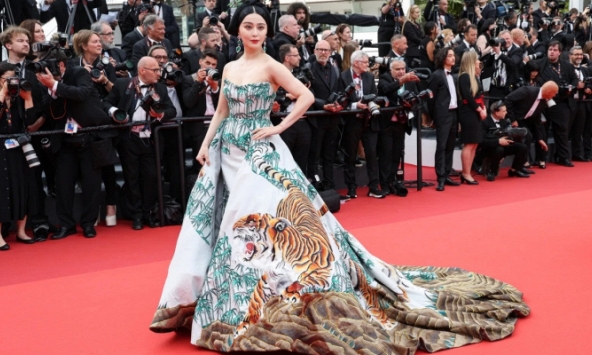 Phạm Băng Băng diện đầm 'mãnh hổ hạ sơn' tái xuất thảm đỏ LHP Cannes 2023