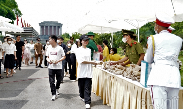 Người dân xếp hàng vào lăng viếng Bác 