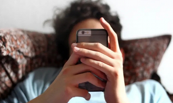 Bố mẹ đang ở đâu khi con cái dần bị điện thoại hủy hoại?