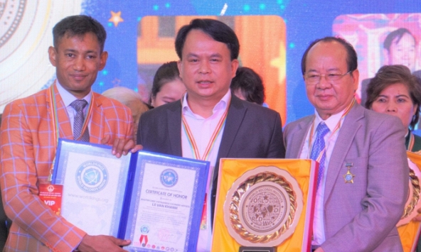 Viện Kỷ lục thế giới trao tặng Đĩa vàng Sáng tạo Cống hiến cho nghệ nhân ẩm thực Lê Văn Khánh