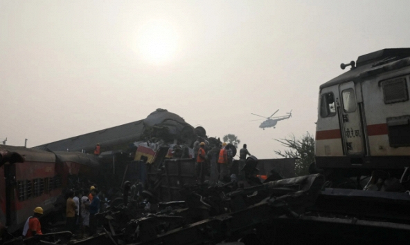 Sốc với hiện trường vụ tai nạn tàu hỏa ở Ấn Độ
