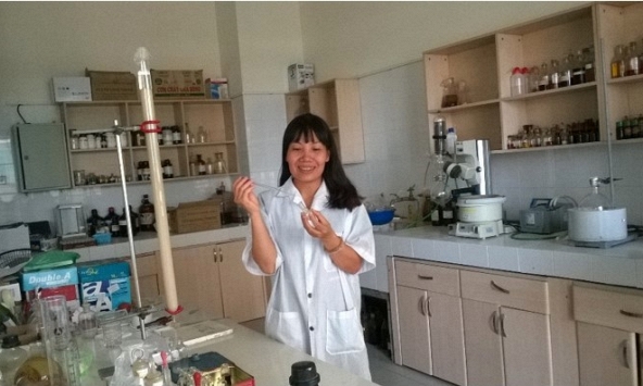 PGS.TS Nguyễn Thị Hồng Vân  và cây Mắc khén  