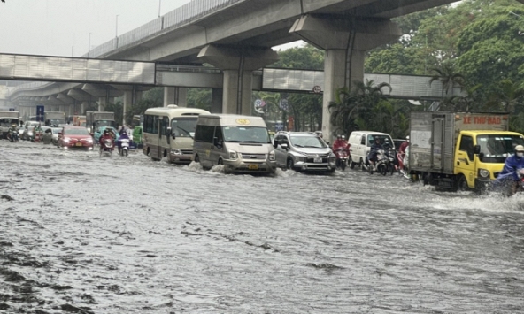 Nhiều tuyến phố Hà Nội ngập sâu sau cơn mưa lớn