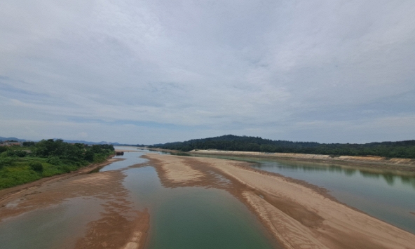 Nước sông Đà cạn, người dân đi bộ được dưới đáy