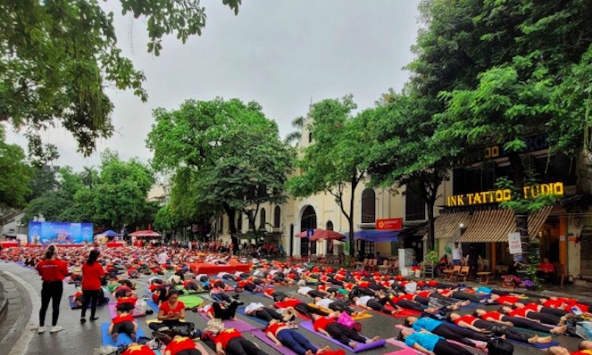 Quận Hoàn Kiếm lên tiếng hình ảnh hàng trăm người nằm ở phố đi bộ Hồ Gươm