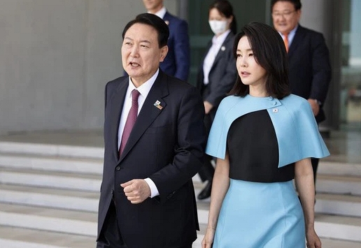 Đệ nhất phu nhân Hàn Quốc 'lấn át' chồng mỗi khi xuất hiện