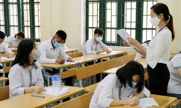 Tranh cãi việc nữ sinh viết bài Văn 21 trang giấy thi vào lớp 10 