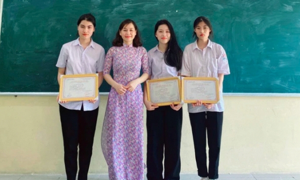 Thầy Hiệu trưởng nói gì về nữ sinh duy nhất được điểm 10 môn Văn tốt nghiệp THPT 2023?