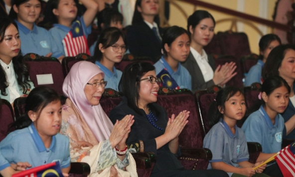 Phu nhân Thủ tướng Việt Nam và Malaysia thưởng thức múa rối nước