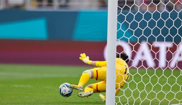 FIFA khen ngợi thủ môn Kim Thanh sau pha cản phá penalty