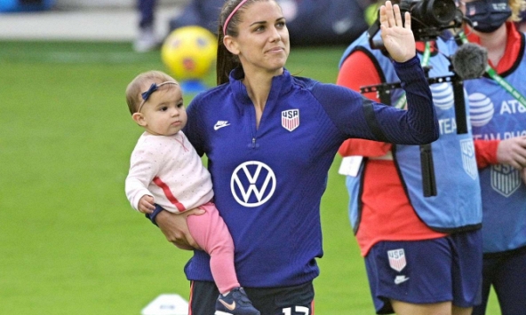 Hình ảnh xúc động của những nữ cầu thủ bồng con dự World Cup 