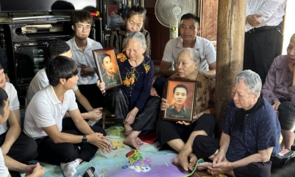 Nhóm bạn trẻ tình nguyện phục dựng ảnh liệt sĩ