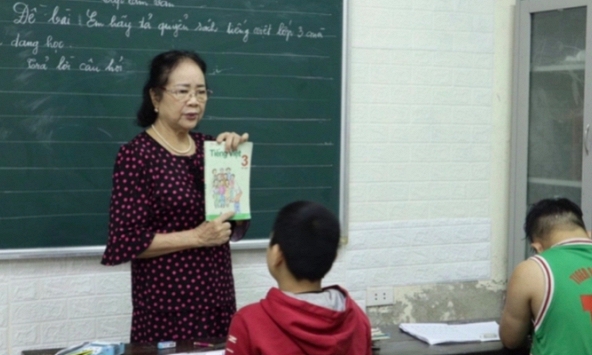 Bà giáo 70 tuổi dạy học miễn phí suốt 25 năm ở Thủ đô
