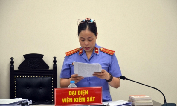 Kiểm sát viên bật khóc khi đọc cáo trạng vụ xét xử vụ cháy quán karaoke khiến 3 cảnh sát hy sinh