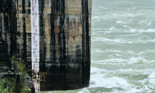 Nhiều hồ thủy điện phải xả tràn do mưa lũ kéo dài