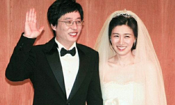 MC quốc dân Yoo Jae Suk bị tố thường xuyên đánh đập vợ, khiến bà xã uất ức đến mức òa khóc