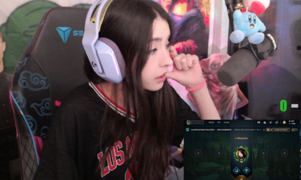 Bị chính đồng đội giở trò, nữ streamer LMHT có hành động bất ngờ ngay trên sóng livestream