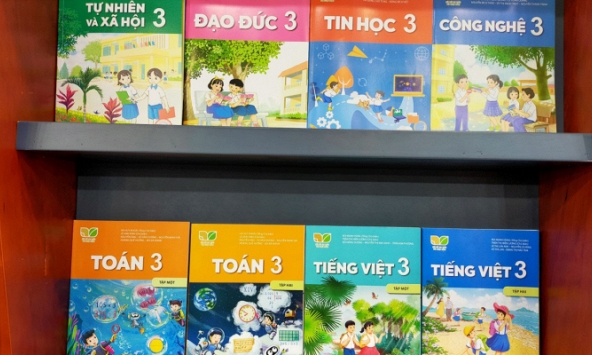Thủ tướng yêu cầu bảo đảm sách giáo khoa và giáo viên kịp thời cho năm học 2023 - 2024