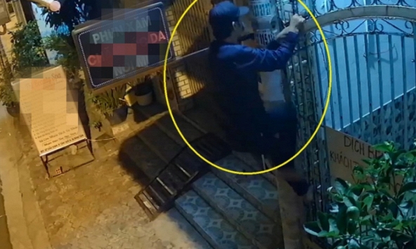 'Người nhện' bị bắt khi cầm 3 điện thoại lang thang giữa phố cổ trong đêm