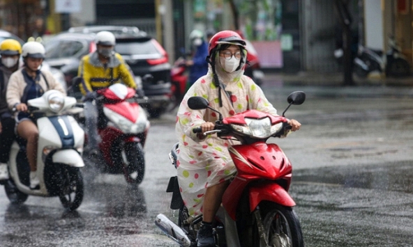 Miền Bắc nắng nóng oi bức, đêm có mưa rào và dông