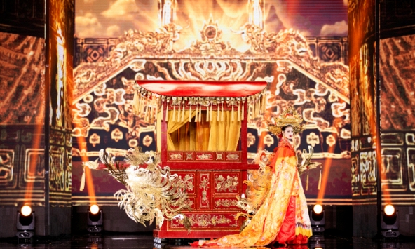 “Lễ hội văn hóa' bùng nổ trong đêm Trang phục dân tộc Miss Grand Vietnam 2023: Hết trống lân, cà kheo đến cải lương, hát bội