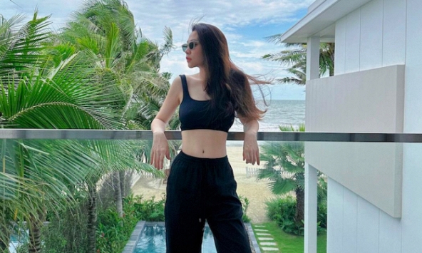 'Mẹ bỉm' Đàm Thu Trang tự tin khoe eo thon sau hơn 2 tháng sinh con trai