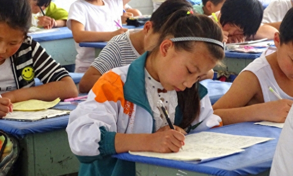 Sự khác biệt giữa học sinh giỏi và học sinh kém là gì: Từ một cục tẩy cũng có thể nhìn ra!