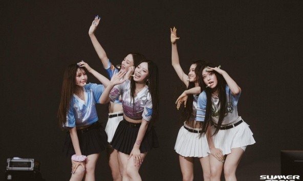 Thu hút đám đông khủng từ Mỹ đến Nhật, cư dân mạng choáng ngợp trước độ nổi tiếng của NewJeans