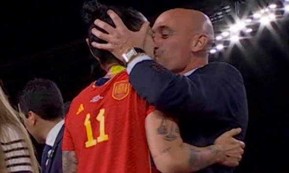 Chủ tịch Liên đoàn bóng đá Tây Ban Nha xin lỗi vì hôn nữ cầu thủ