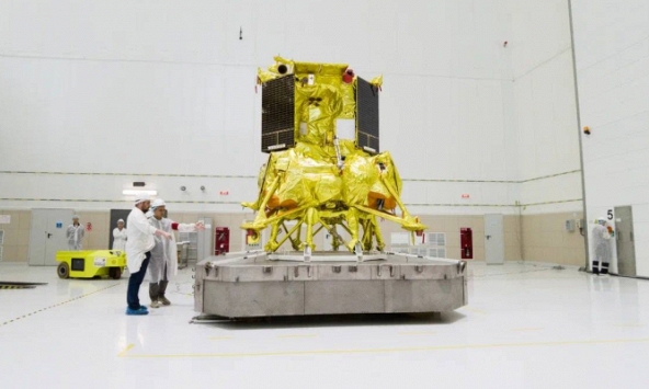 Giám đốc Roscosmos tiết lộ nguyên nhân chính khiến Luna 25 đâm sầm vào Mặt Trăng: Sai một li đi 'một tàu vũ trụ'