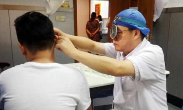 Chàng trai thủng màng nhĩ, phải nhập viện sau nụ hôn với bạn gái