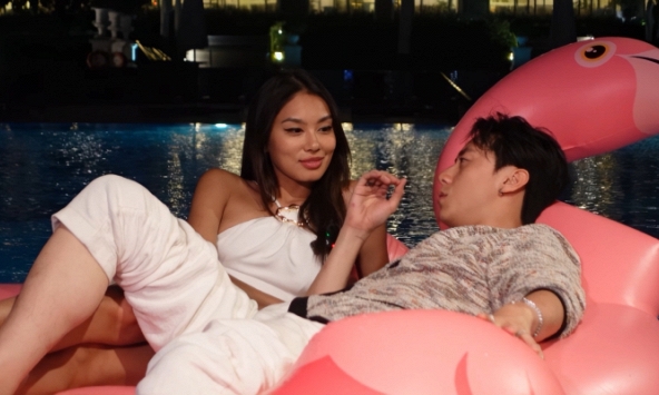 Khoảnh khắc 'tán tỉnh' nhau tình bể bình của Rocker Nguyễn và Thảo Nhi Lê