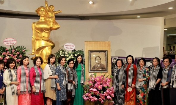 Bảo tàng Phụ nữ Việt Nam tiếp nhận tranh chân dung bà Nguyễn Thị Định làm từ lá sen